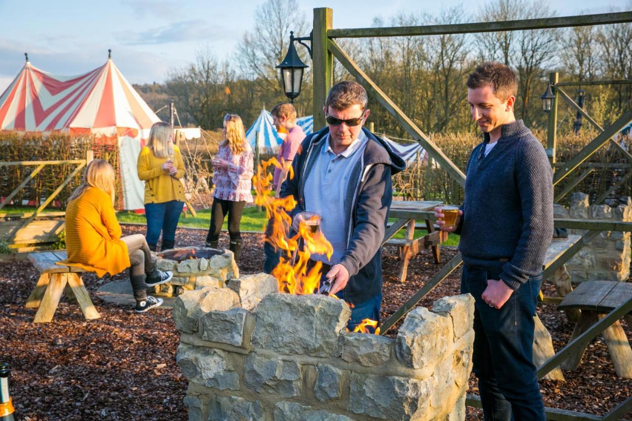 Отель Leeds Castle Knights Glamping Экстерьер фото