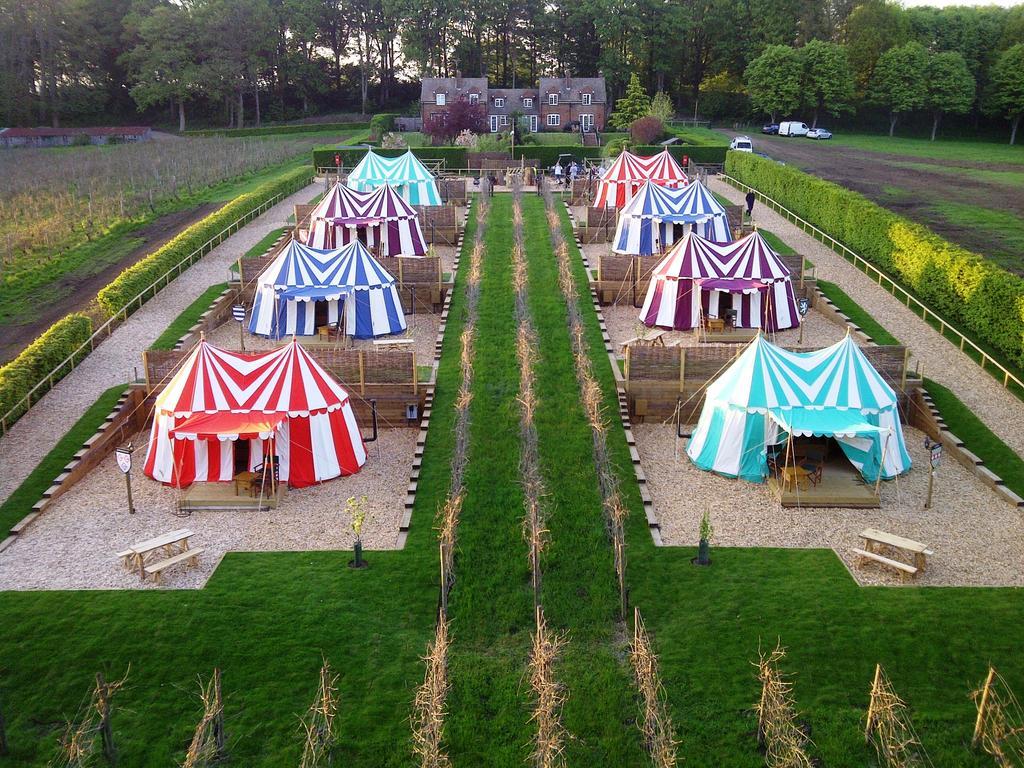 Отель Leeds Castle Knights Glamping Номер фото