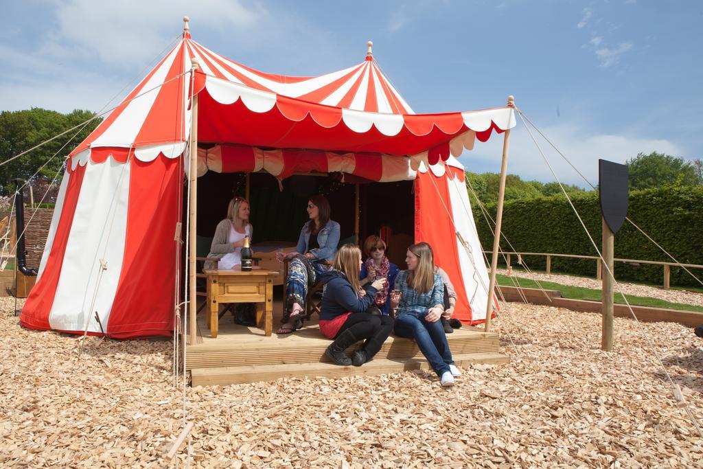 Отель Leeds Castle Knights Glamping Экстерьер фото