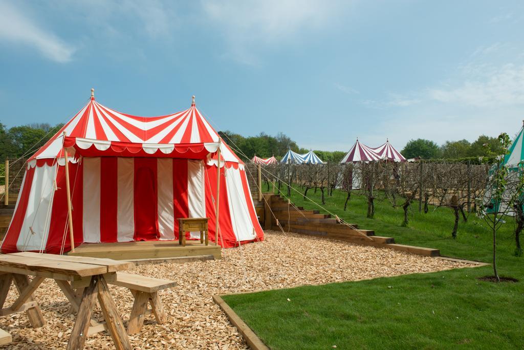 Отель Leeds Castle Knights Glamping Экстерьер фото