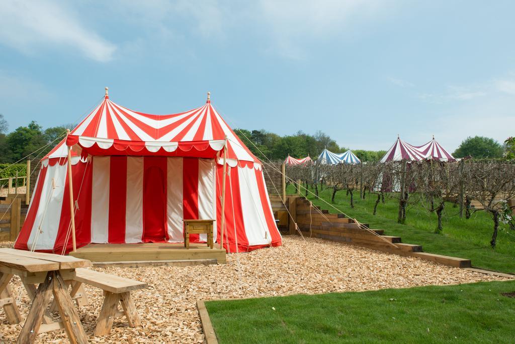 Отель Leeds Castle Knights Glamping Номер фото