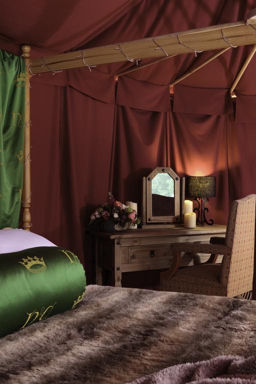 Отель Leeds Castle Knights Glamping Экстерьер фото
