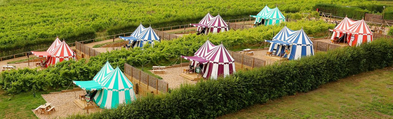 Отель Leeds Castle Knights Glamping Экстерьер фото