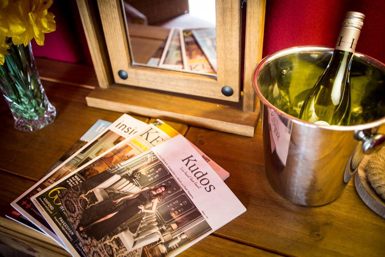 Отель Leeds Castle Knights Glamping Экстерьер фото